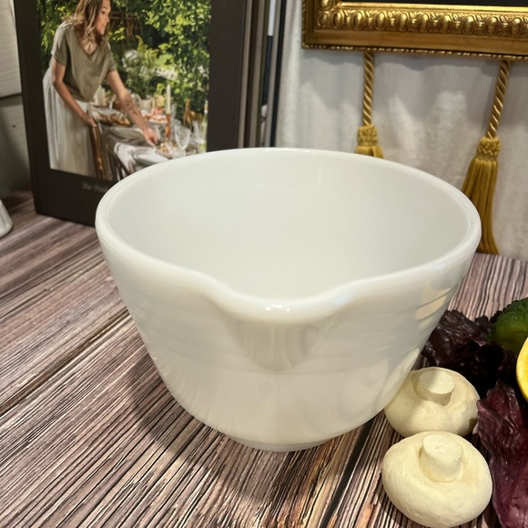 HAMILTON BEACH Vintage Milk Glass Mixing Bowl – Mid-Century USA - Picture 6 of 11